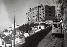 El tranvía de la Alhambra asciende la Cuesta del Caidero en una imagen de los años 20.