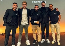 Adrián Rodríguez, su socio Sergio Pascual y otros miembros del equipo de Yeasy, tras recoger el premio recibido en Soy Barbudo 2025