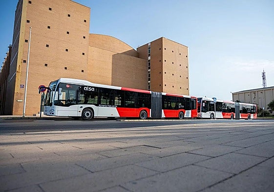 Imagen de archivo de la presentación de los nuevos autobuses de Surbus frente al Maestro Padilla.