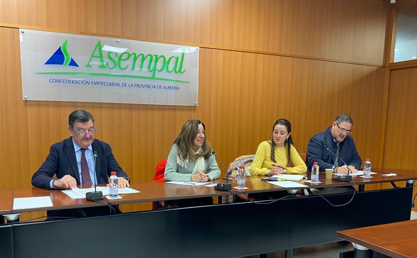 La consejera de Desarrollo Educativo y FP, Carmen del Castillo, en la reunión con Asempal.