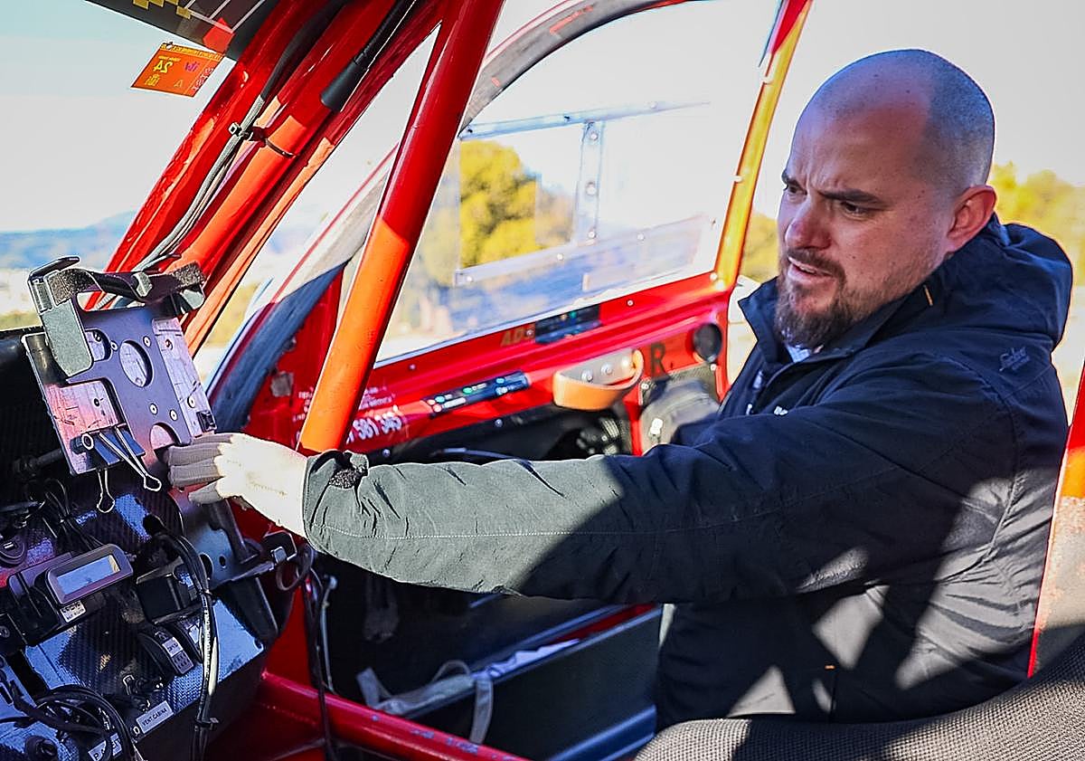 Imagen principal - Padre e hijo, en acción por Monachil con su máquina. 