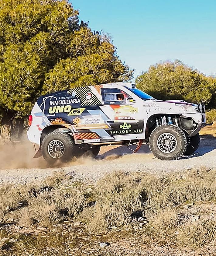 Imagen secundaria 2 - Padre e hijo, en acción por Monachil con su máquina. 