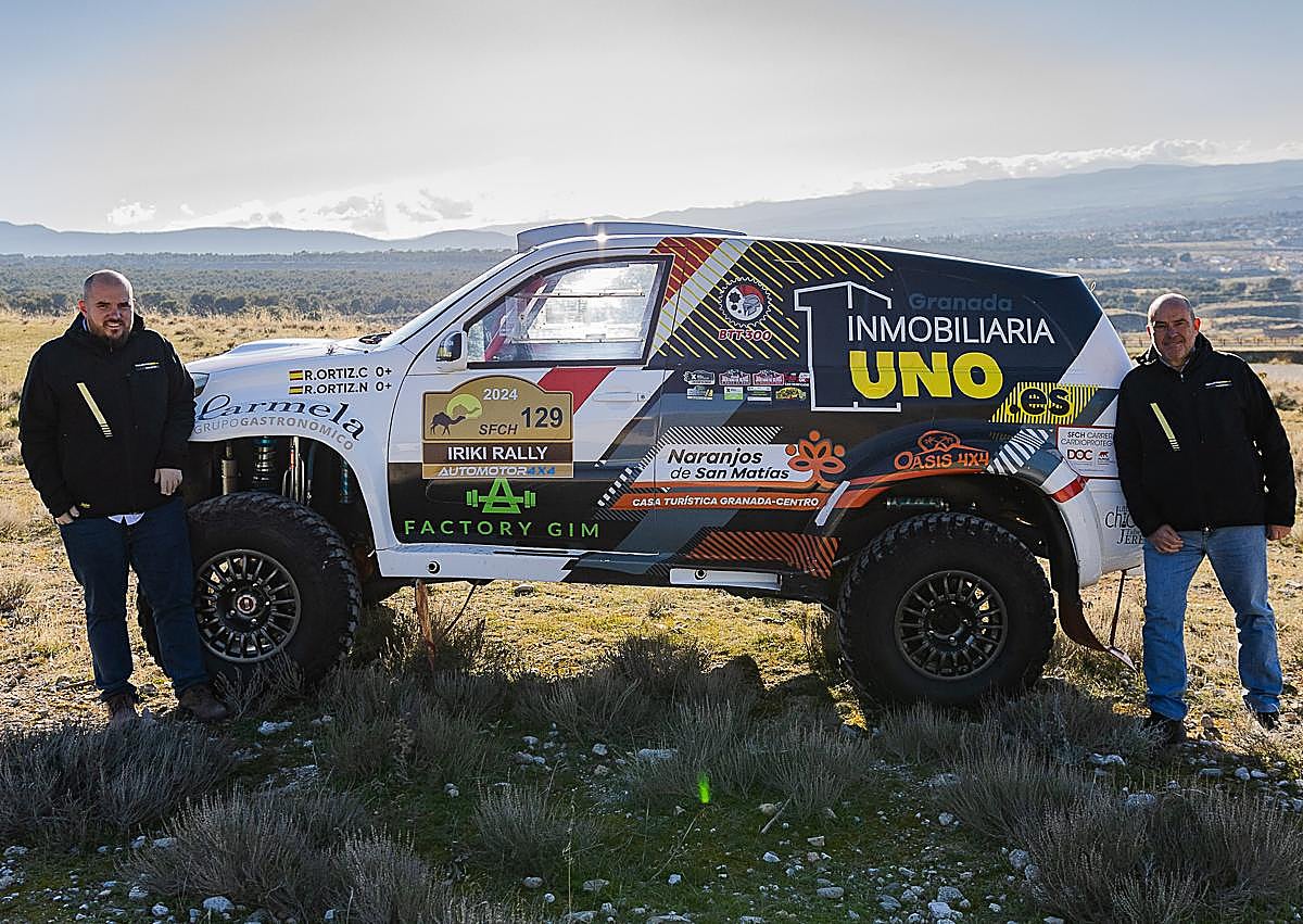 Imagen secundaria 1 - Padre e hijo, en acción por Monachil con su máquina. 