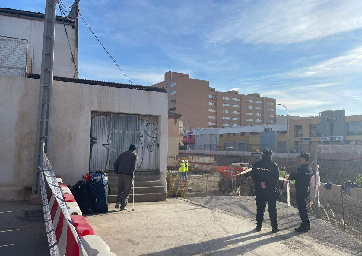 Imagen secundaria 1 - «Hacen como si no existiéramos, solo queremos una vivienda digna»