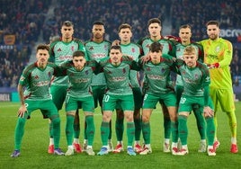 Los jugadores del Granada, entre ellos Miguel Rubio, ante el Levante.