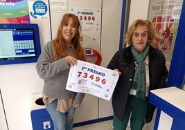 Isabel y Margarita Lara (d) muestran el cartel con el primer premio de la Lotería Nacional, entrehado el pasado sábado..