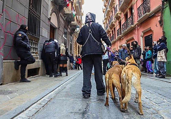 Simpatizantes de los okupas del bloque de la calle Azacayas.