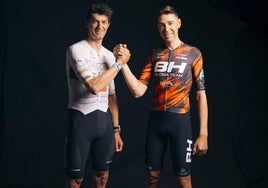 David Valero, a la derecha, junto a su compañero Tiago Ferreira en la Andalucía Bike Race.