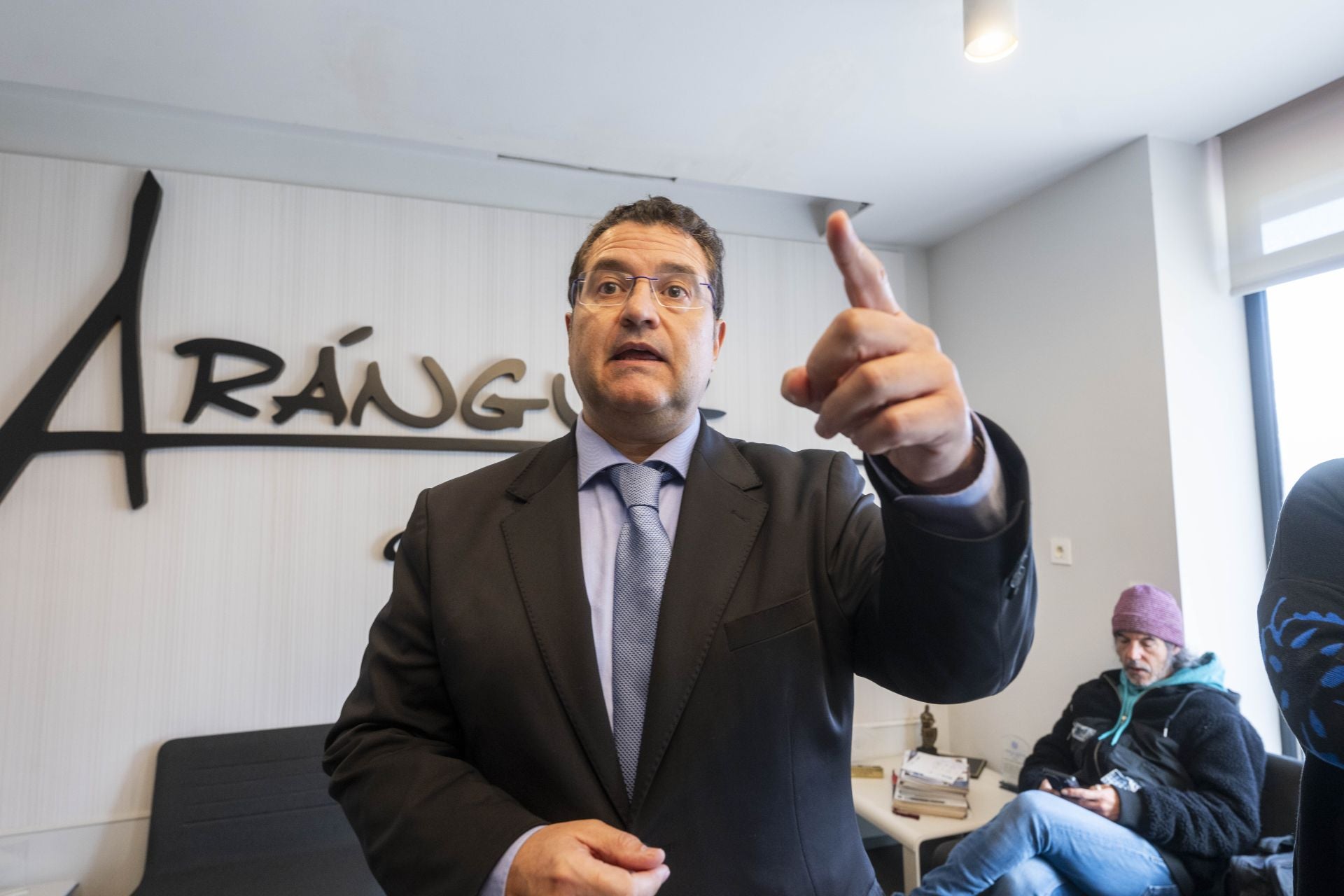 El colegio de abogados investiga las críticas a una jueza del abogado de Juana Rivas