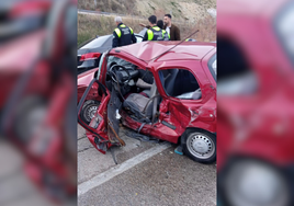 Vehículo accidentado en la carretera de Jabalcuz.