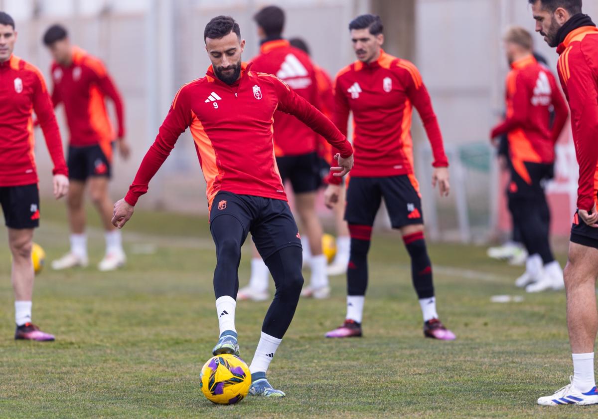 El rojiblanco Abde Rebbach controla el balón en su primer entrenamiento.