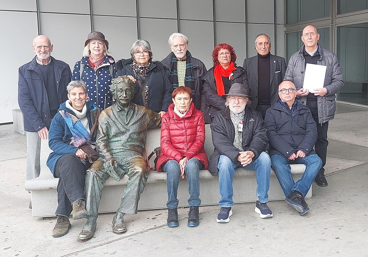 Firma del comunicado de los Amigos del Parque de las Ciencias.