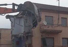 Una máquina rompe una de las viviendas de la calle Ferrobús.