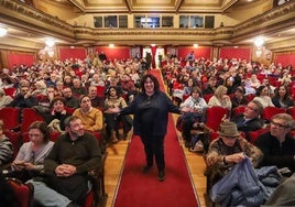 La directora Arantxa Echevarría, antes de la proyección de 'La infiiltrada', en el teatro Isabel la Católica.