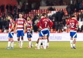 Los futbolistas del Granada se lamentan tras un partido en Los Cármenes.