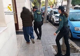 Detenido escoltado por los agentes de la Guardia Civil, en Jaén.