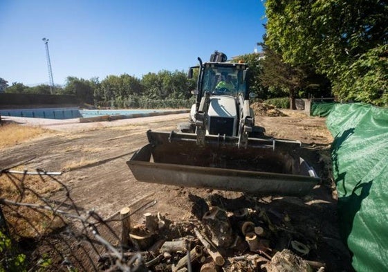 Una excavadora lleva a cabo trabajos de remodelación de la piscina de Fuentenueva.