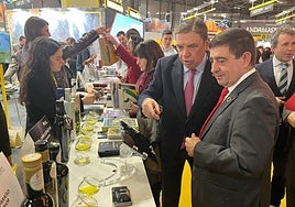 Luis Planas y Paco Reyes en el espacio destinado a la provincia de Jaén.