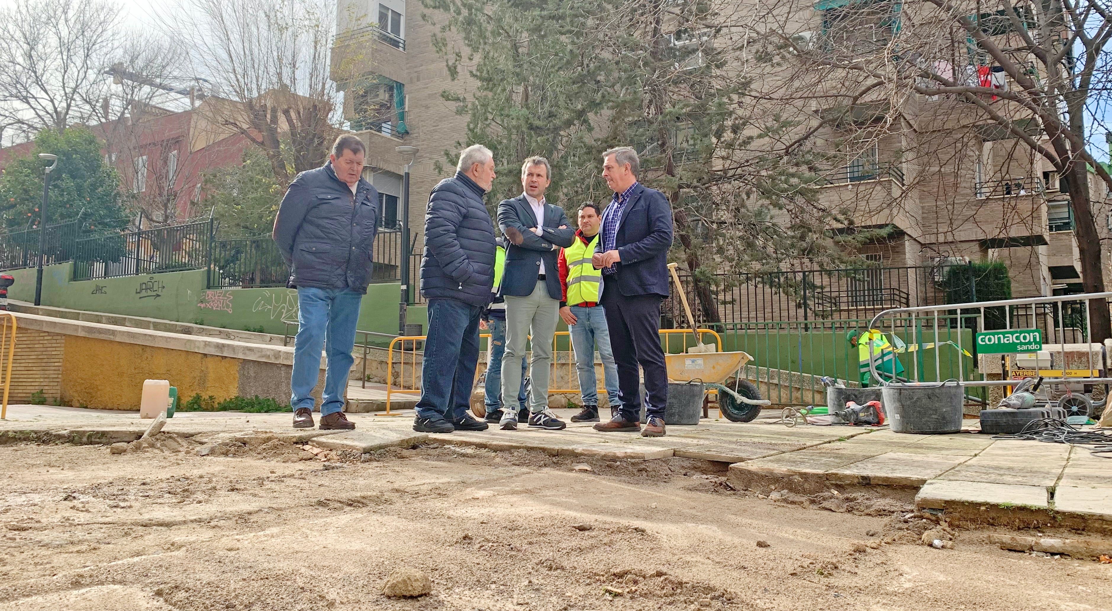 Cristóbal Martínez, Julio Millán y Javier Padorno durante la visita a las obras que se realizan en El Valle.