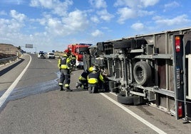 Los bomberos asisten a la persona atrapada.