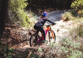 Ciclista en la zona de El Conjuro de Motril.