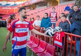 Abde Rebbach regala un balón durante su presentación.