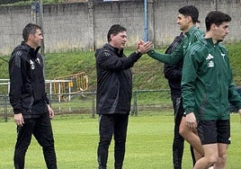 Alejandro Menéndez, en el centro, saluda a sus nuevos futbolistas este miércoles.