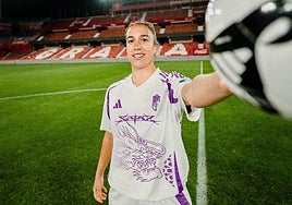 La portera Sandra Estévez luce la equipación diseñada por Saiko.