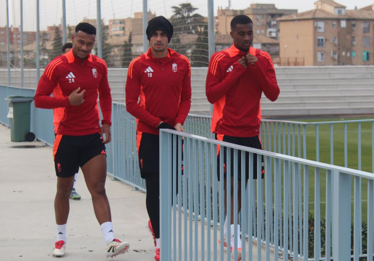 Siren Diao, a la derecha, sale al entrenamiento junto a sus amigos Loïc Williams y Reinier.