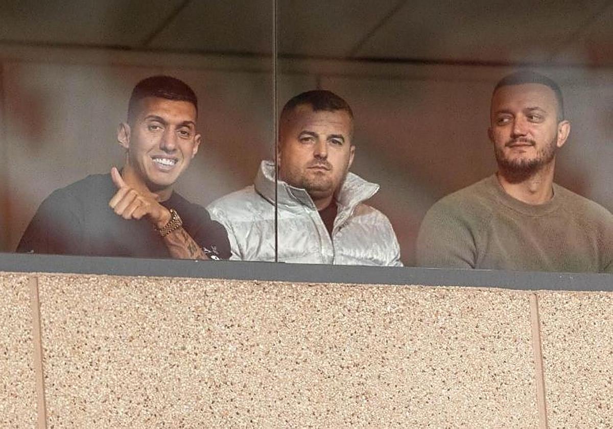 Myrto Uzuni saluda sonriente desde el palco que ocupó durante el partido del Granada contra el Burgos.