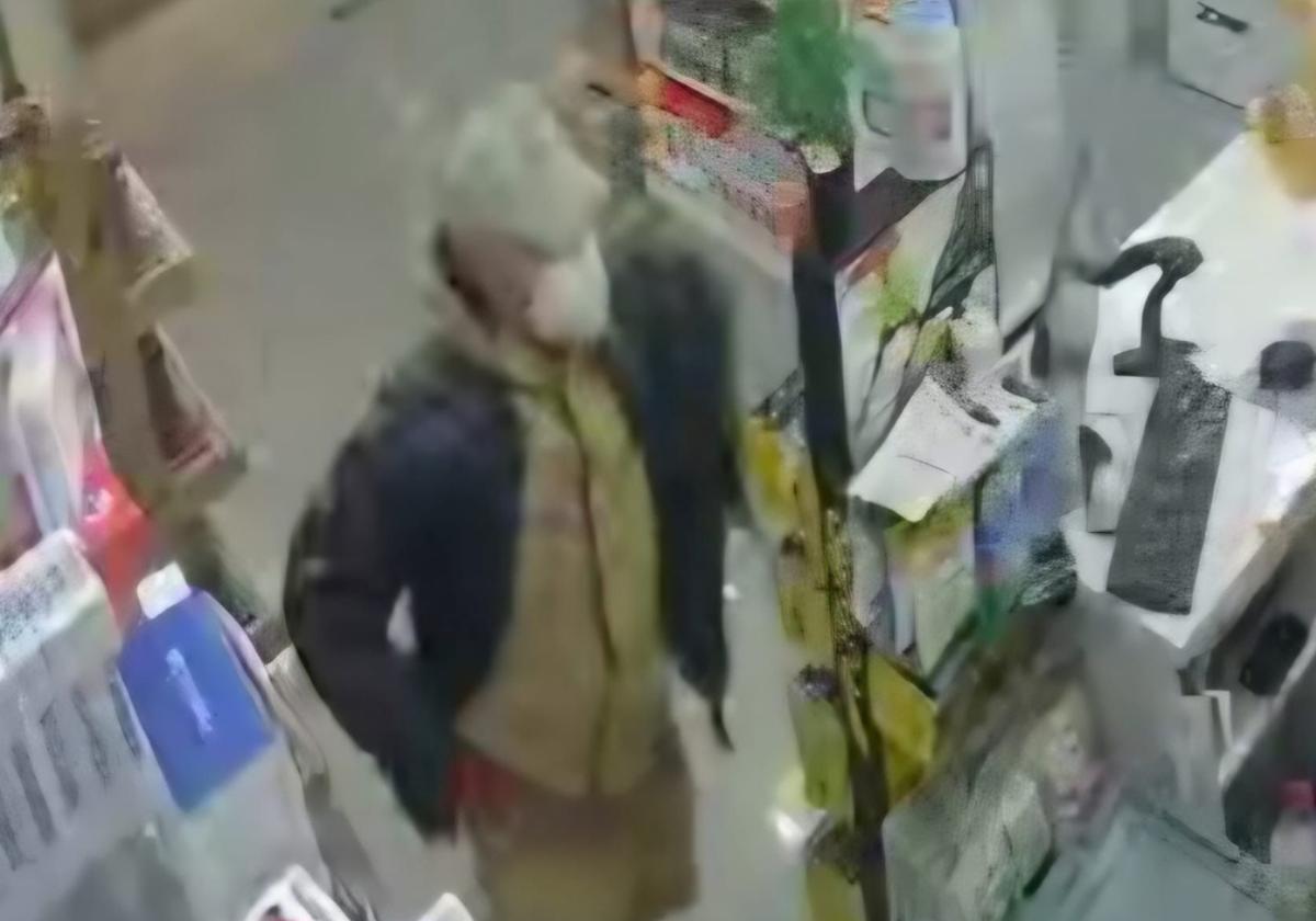 El ladrón durante uno de los atracos la semana pasada.