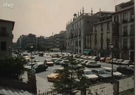 Imagen de Plaza Nueva desde la iglesia de Santa Ana que muestra el gran cambio de Granada desde 1991.