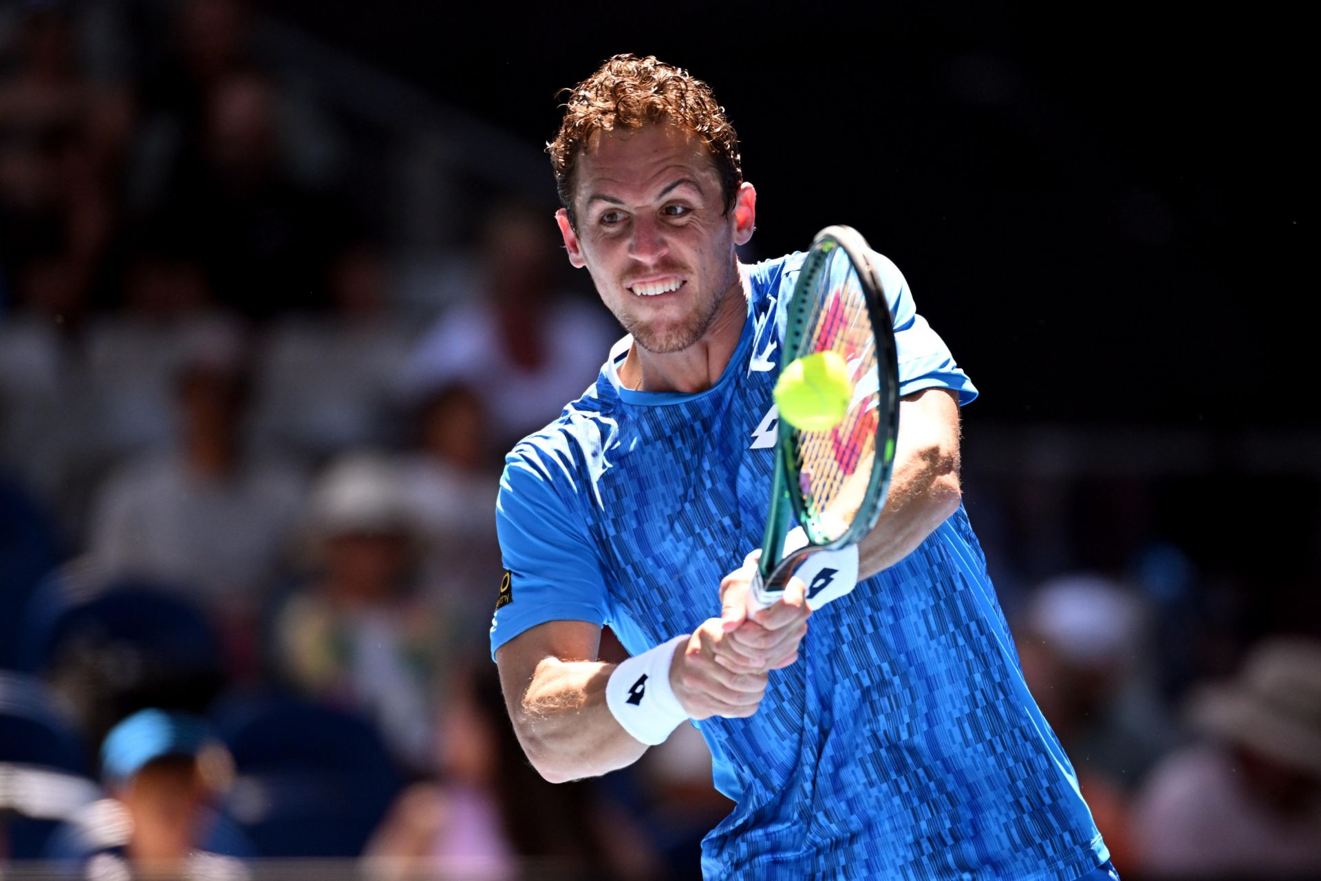 Roberto Carballés devuelve la bola de revés en el Abierto de Australia.