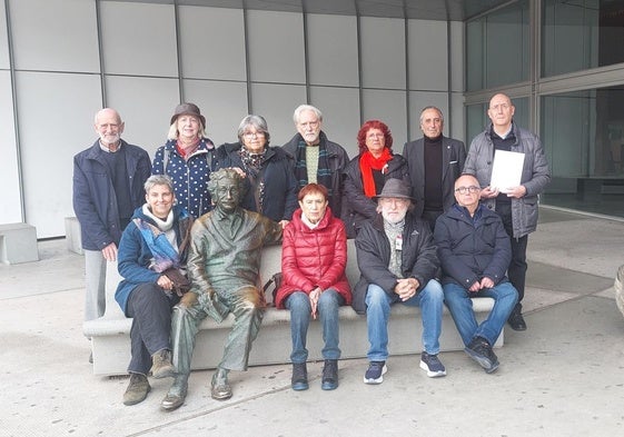 Amigos y colaboradores, en la entrada del Parque de las Ciencias.