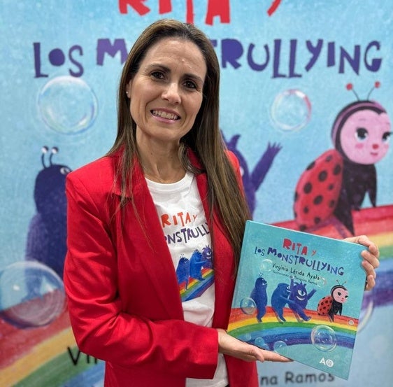 Virginia Lérida posa con su libro 'Rita y los Monstrullying'.