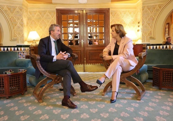 Antonio Boza, director comercial de Mercagranada, durante la entrevista con la periodista María José Martínez Pardo, en el Alhambra Palace.