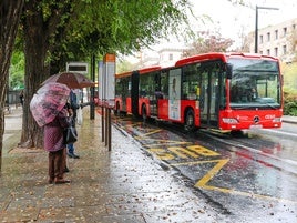 Un autobús urbano en Jardines del Triunfo, Granada.