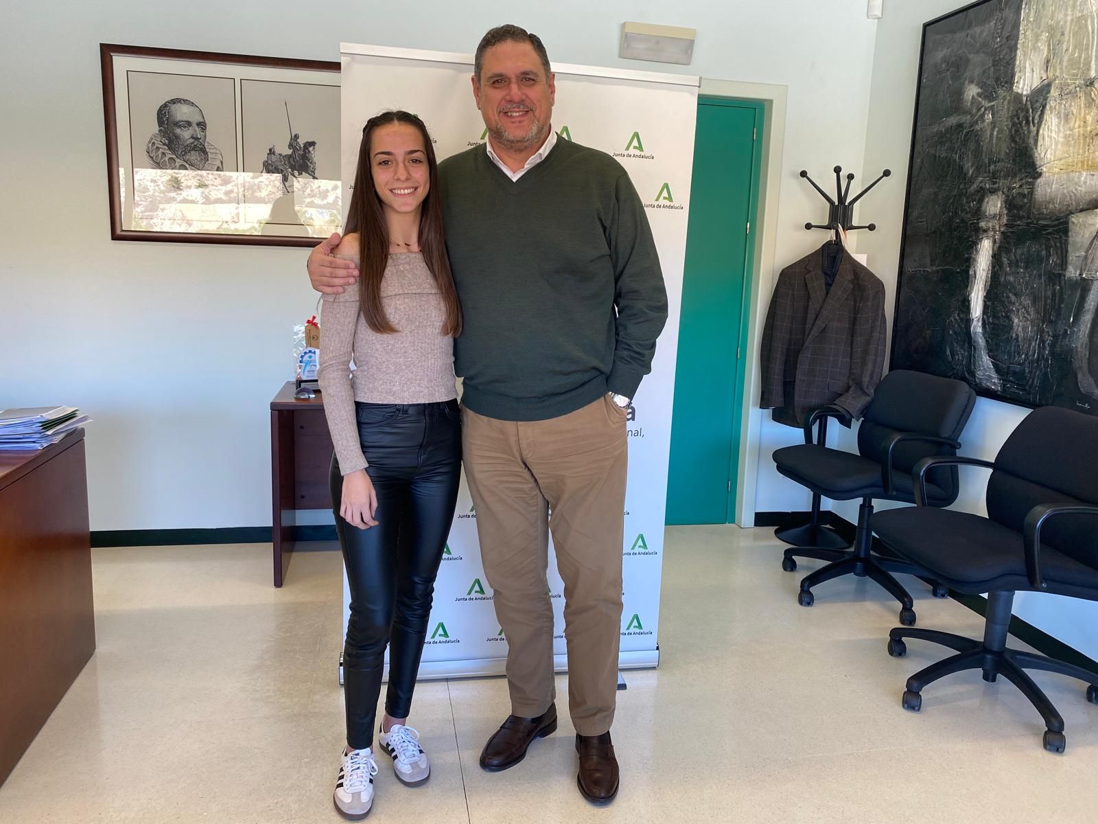 Cristina Trujillo, una de las alumnas premiadas, y el delegado de Educación, Francisco Alonso.