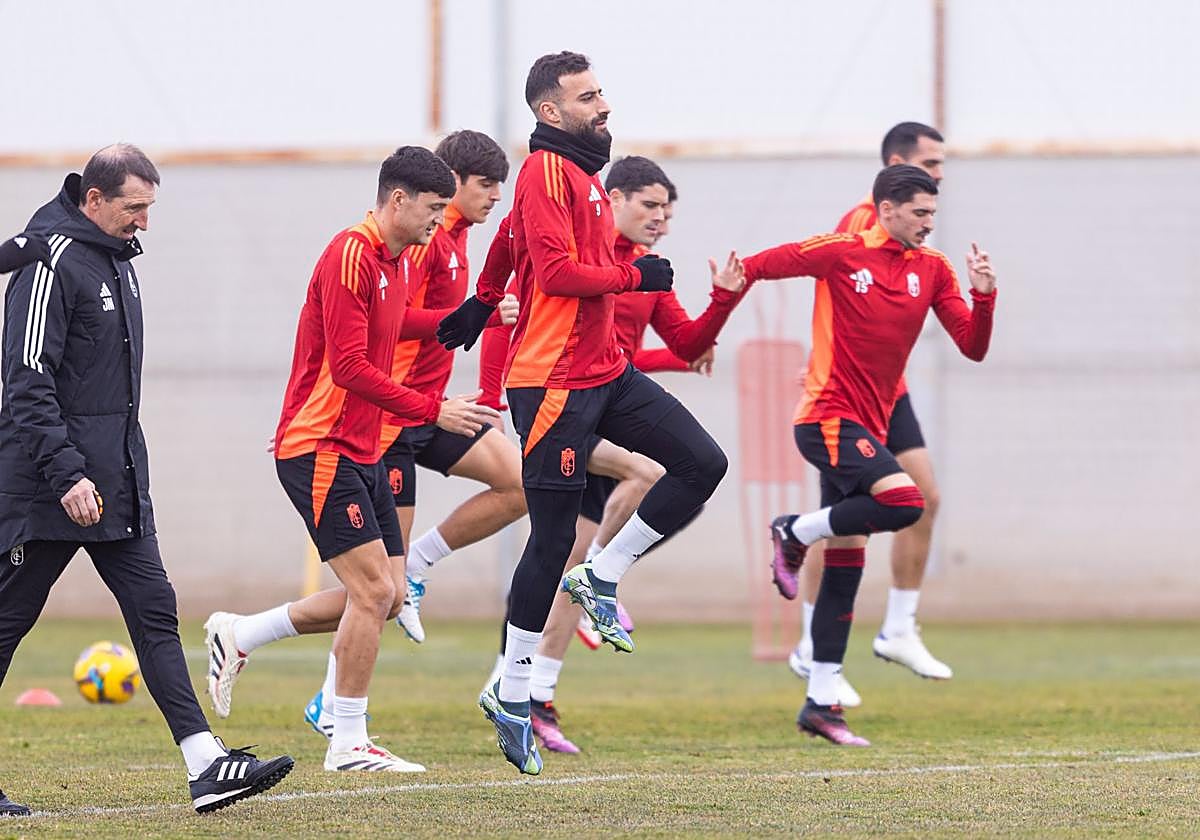 Los futbolistas del Granada calientan en la Ciudad Deportiva del club.