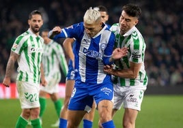 Stoichkov protege un balón durante el partido de su actual equipo contra el Betis el pasado fin de semana.