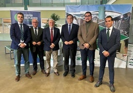 El consejero Villamandos acompañado por autoridades provinciales y locales en su visita al Clúster del Plástico.