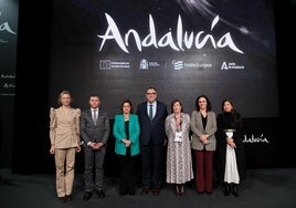 Los consejeros Catalina García y Arturo Bernal, en el centro, durante la presentación del protocolo.