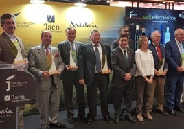 Foto de familia de los representantes de los ocho aceites reconocidos este año con el distintivo Jaén Selección.