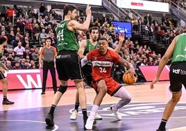 Tomic cierra el paso a Wiley en el partido de la primera vuelta en Granada.