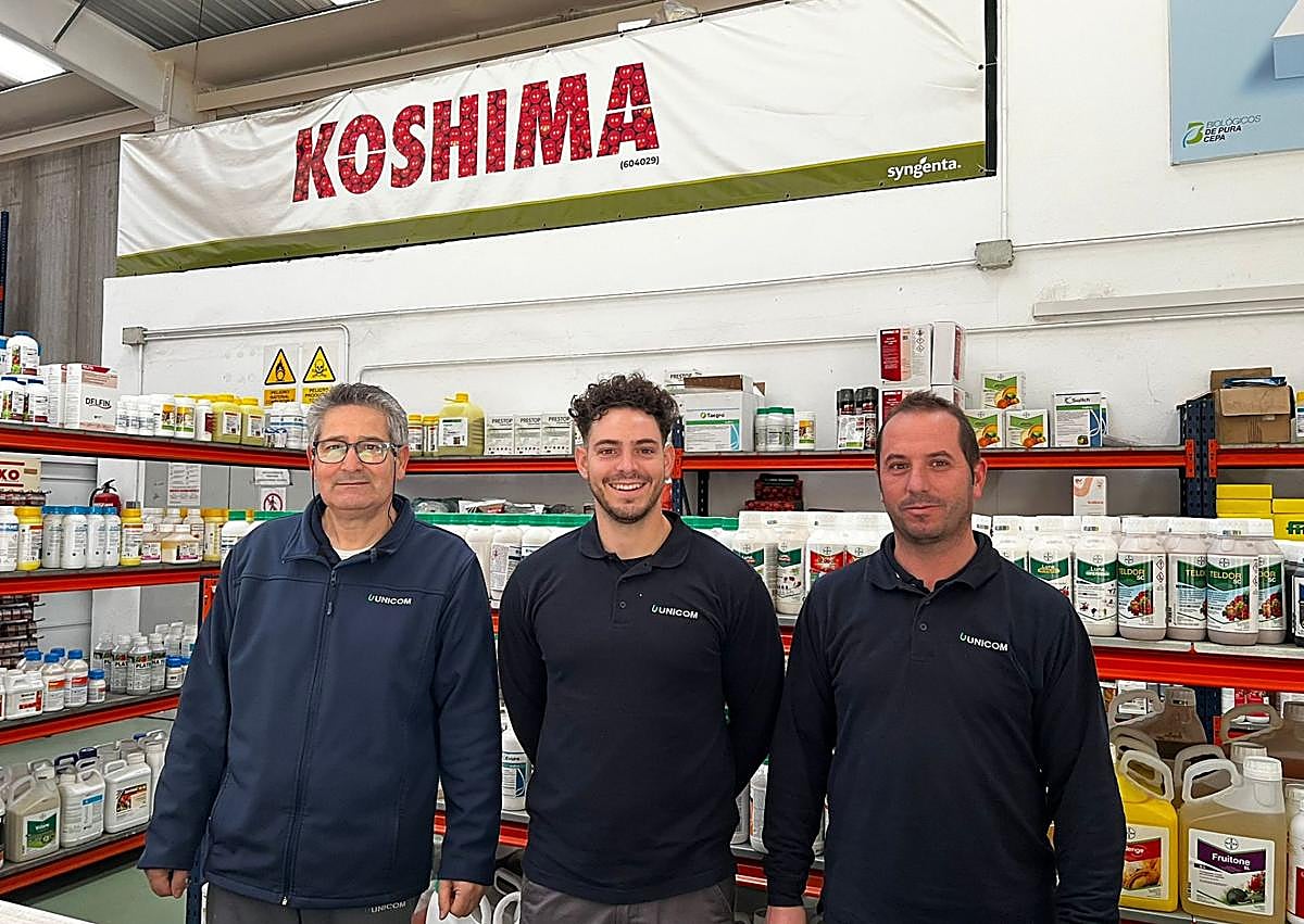 Imagen secundaria 1 - Parte del equipo de Unicom en la nave de Salobreña.