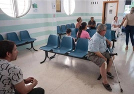 Pacientes esperan a ser atendidos por su médico de familia en un centro de salud de Granada.