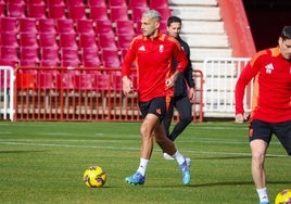 Su primer entrenamiento con el Granada este sábado en Los Cármenes.