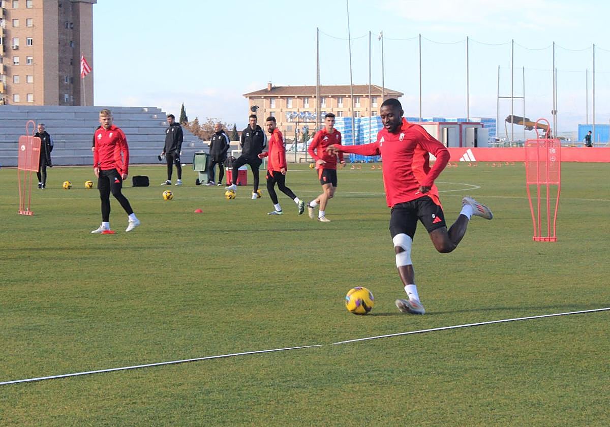 Martin Hongla juega un balón durante un ejercicio de calentamiento este jueves, con la rodilla derecha vendada.