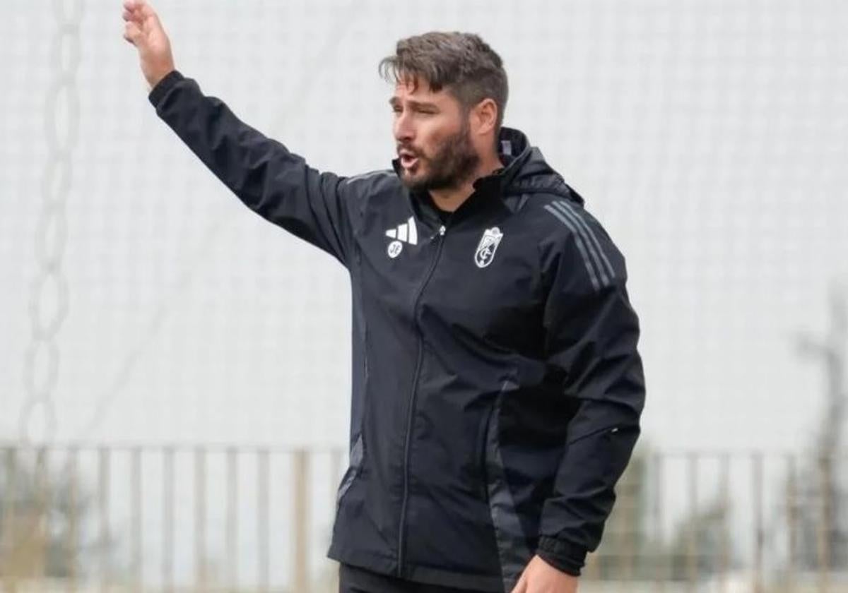 El entrenador del Recreativo, Jon Erice, da indicaciones durante un entrenamiento.