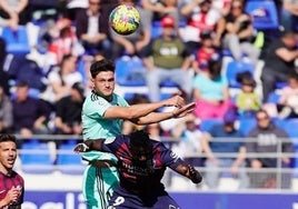 Miguel Rubio gana un balón por alto durante el precedente de 2023.